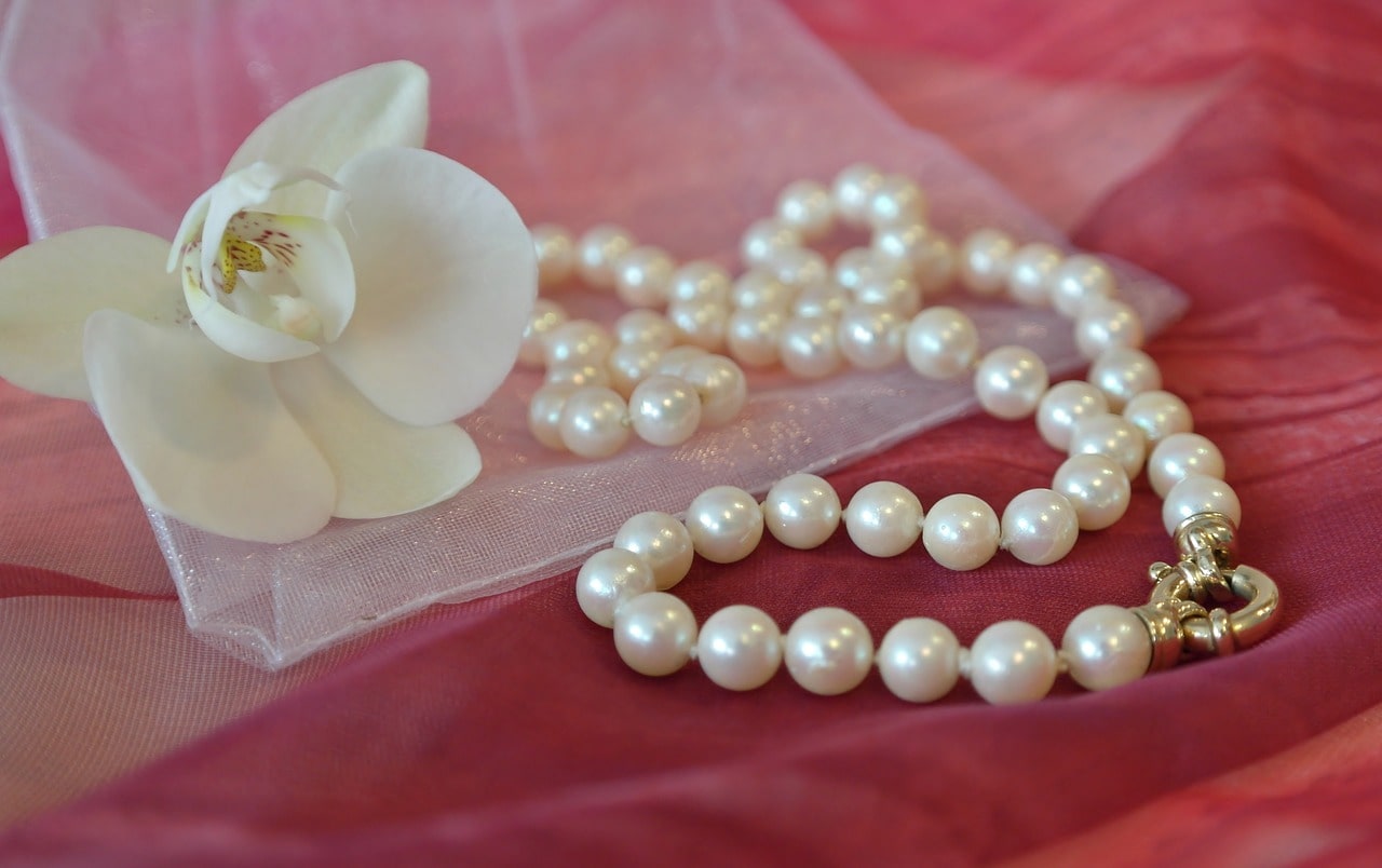 Collar de Perlas con Orquídea